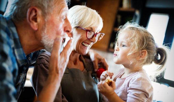 El derecho de visitas de los abuelos: qué es y cómo ejercerlo
