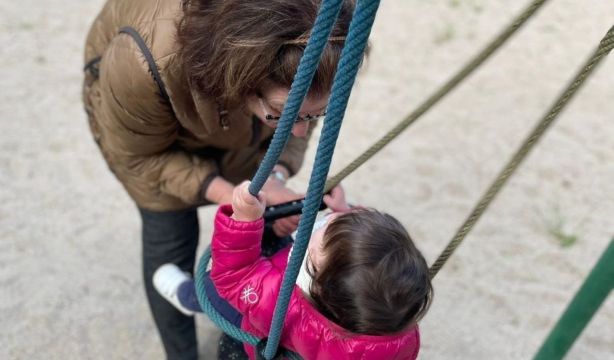 Una abuela y su nieta jugando en un columpio del parque. Fuente: Europa Press