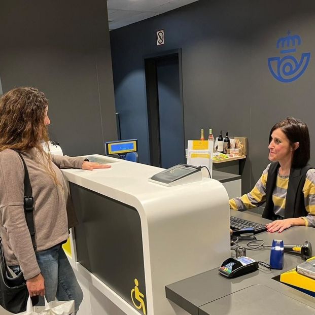 Persona solicitando el servicio de 'Correos Cash'. Fuente: Correos Persona solicitando el servicio de 'Correos Cash'. Fuente: Correos
