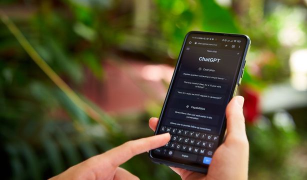 Una persona usando ChatGPT en su móvil. Fuente: Bigstock