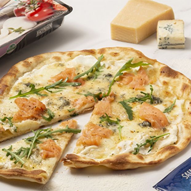 Pizza 4 quesos con salmón y rúcula. Fuente: Mercadona Pizza 4 quesos con salmón y rúcula. Fuente: Mercadona