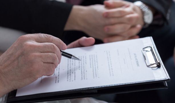 Declaran muerta a una mujer por error y debe demostrar que está viva para seguir cobrando la pensión