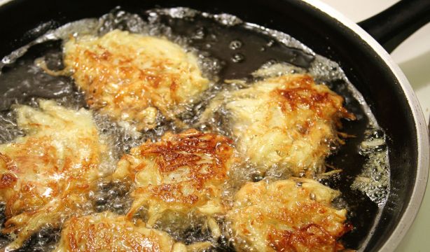 Un científico alerta sobre el último truco viral para evitar que se queme el aceite (Bigstock)