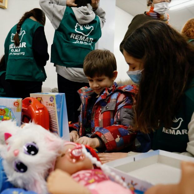 Voluntarios de REMAR asistiendo a refugiados ucranianos (2022). Fuente: Cézaro De Luca / Europa Press Voluntarios de REMAR asistiendo a refugiados ucranianos (2022). Fuente: Cézaro De Luca / Europa Press