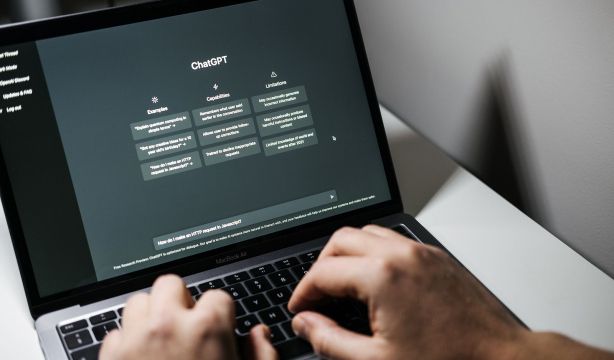 Los mayores  de 65 años son los que menos usan la inteligencia artificial: solo un 12,8% 