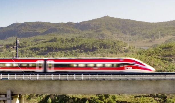 FACUA denuncia a Iryo por no tener teléfono de atención gratuito y a Ouigo por esconderlo