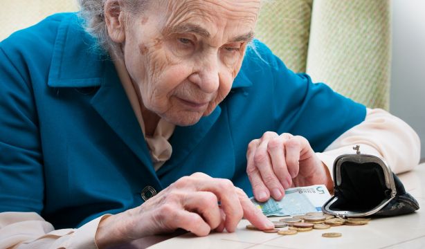 Las pensiones no son un chollo: Los nuevos jubilados cobran de media 1.664 €, pero las viudas 900