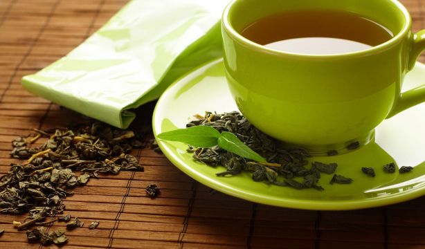 El motivo de peso para tomar té verde y batidos de cacao si ingieres alimentos grasos