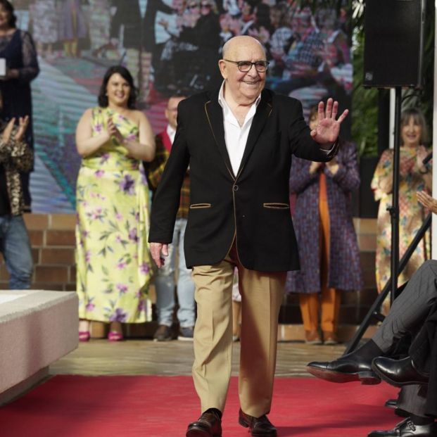 Modelos de diferentes generaciones desfilan contra el edadismo (ASISPA)