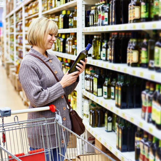 El aceite de oliva virgen extra baja más de 2 euros en un mes: precios en cada supermercado El aceite de oliva virgen extra baja más de 2 euros en un mes: precios en cada supermercado