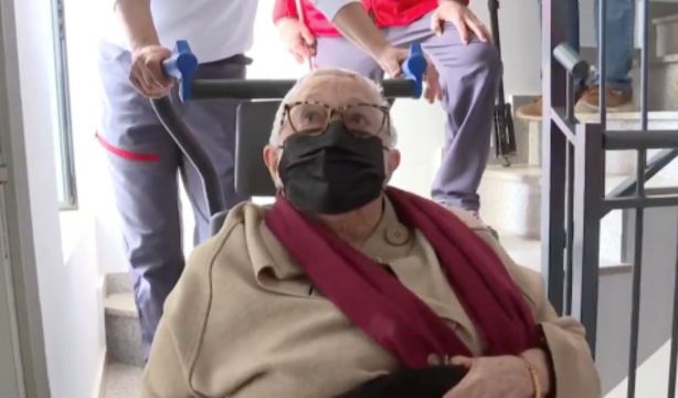 Amparo sale de su casa después de un mes encerrada por la DANA: "Siento una alegría tremenda" (Noticias Cuatro)