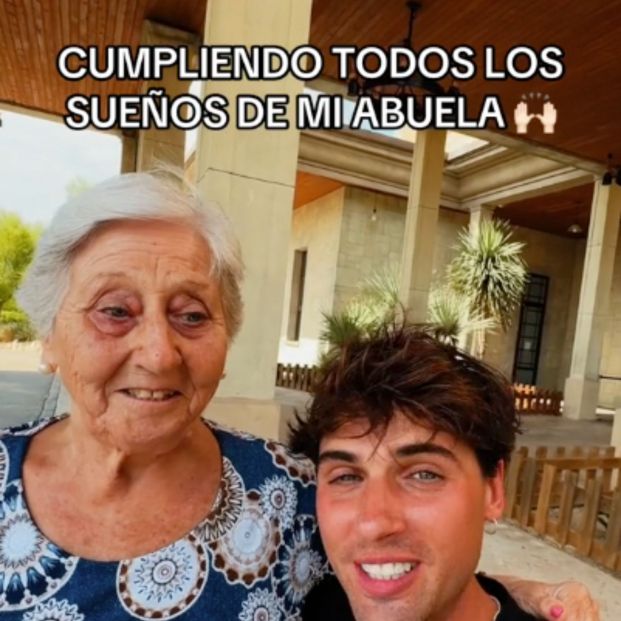 VÍDEO: Cumple el sueño de su abuela de viajar a Japón y la sorprende con un asiento en business (TikTok) VÍDEO: Cumple el sueño de su abuela de viajar a Japón y la sorprende con un asiento en business (TikTok)
