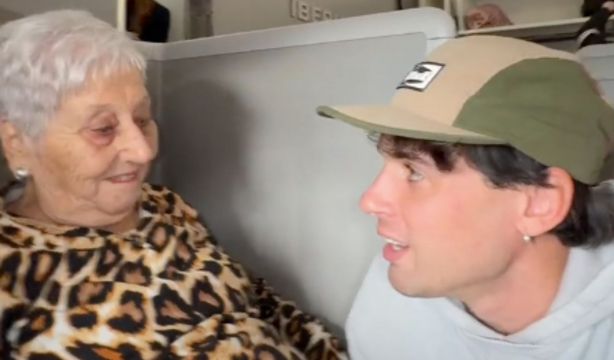 VÍDEO: Cumple el sueño de su abuela de viajar a Japón y la sorprende con un asiento en business (TikTok)