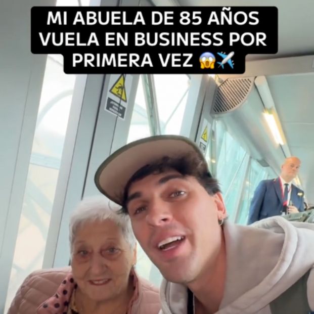 VÍDEO: Cumple el sueño de su abuela de viajar a Japón y la sorprende con un asiento en business (TikTok) VÍDEO: Cumple el sueño de su abuela de viajar a Japón y la sorprende con un asiento en business (TikTok)