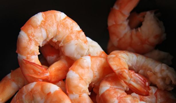 El truco definitivo para pelar gambas sin mancharte las manos. Fuente: BigStock