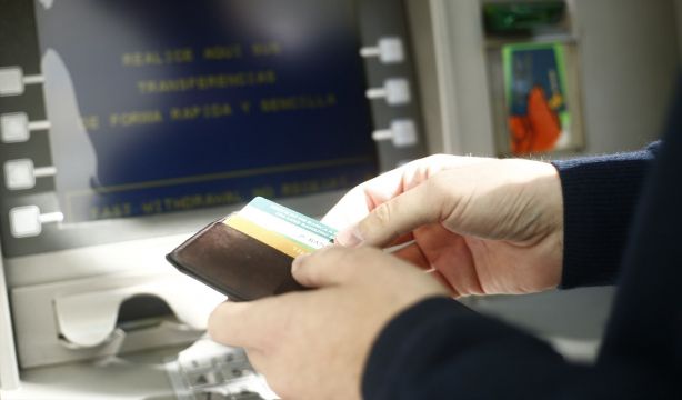 Funcas señala que la digitalización hace a los usuarios menos leales a una única entidad bancaria