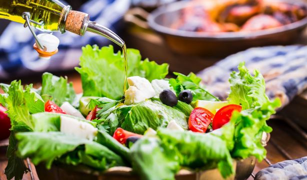 El truco viral para conseguir que la lechuga aguante durante dos meses sin ponerse mala (Bigstock)