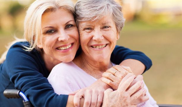 El antídoto para envejecer con salud: comer la mitad, correr el doble y reírse el triple