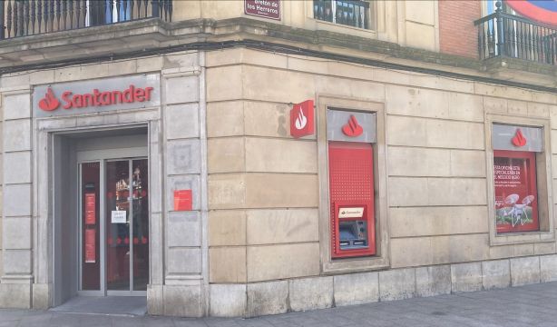 Pago de las pensiones en diciembre de 2024: ¿qué día se cobra la pensión en Banco Santander?. Foto: EuropaPress