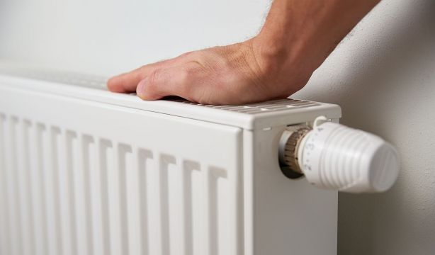 Los consejos de un fontanero para que los radiadores calienten más durante el invierno