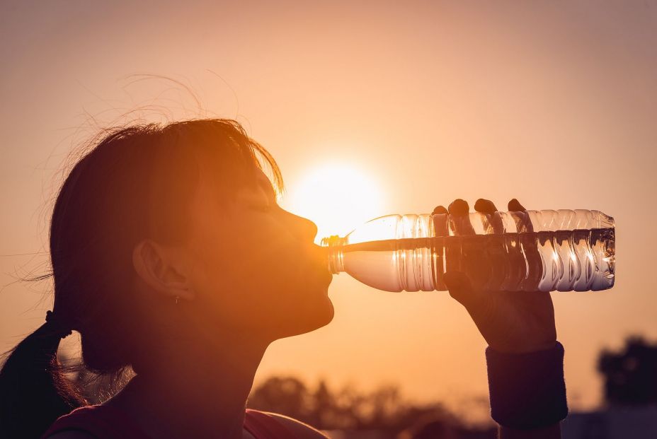 Fuente: BigStock. ¿Cuánta agua debes beber? Tomar más H2O puede ser la clave para aliviar migrañas y la diabetes