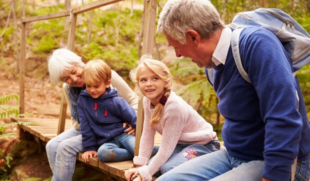Los niños españoles eligen a los abuelos como compañeros ideales de viaje