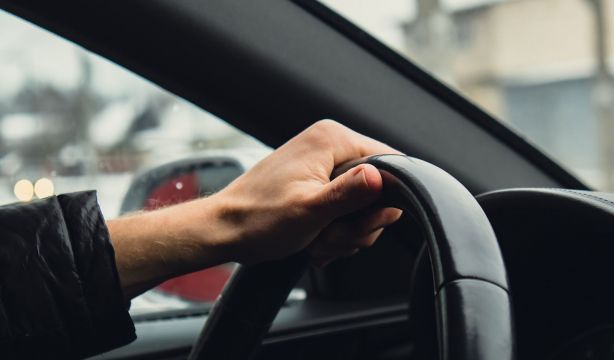 ¿Te pueden multar por conducir con abrigo?