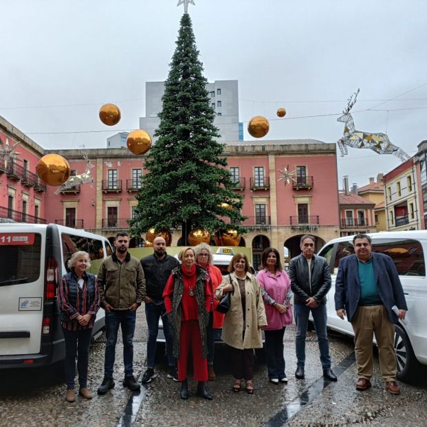 La iniciativa 'Taxi Luz' vuelve a llevar a mayores de residencias a ver las luces de Navidad (Europa Press) La iniciativa 'Taxi Luz' vuelve a llevar a mayores de residencias a ver las luces de Navidad (Europa Press)