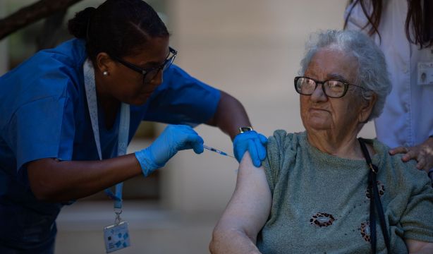 'Pinchazo' de la campaña edadista de Sanidad: la mitad de los mayores no se ha vacunado de la gripe (Europa Press)