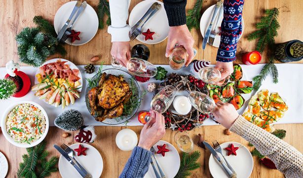 Mesa de una comida de Navidad. Fuente: Bigstock