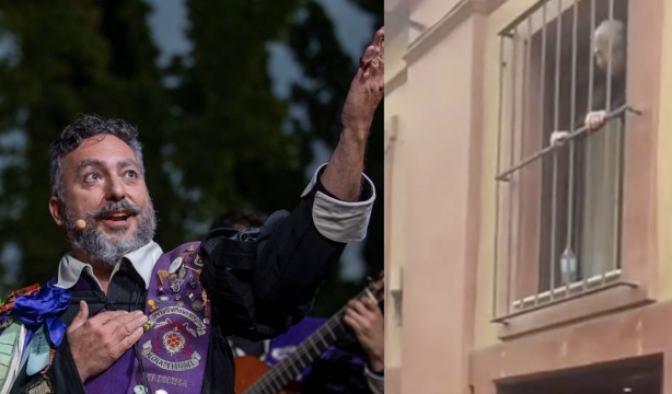 El momento especial en el que una mujer mayor disfruta de la tuna desde la ventana de la residencia