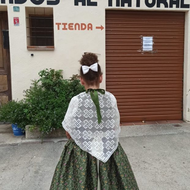La nieta de Carmen, frente a la tienda familiar.