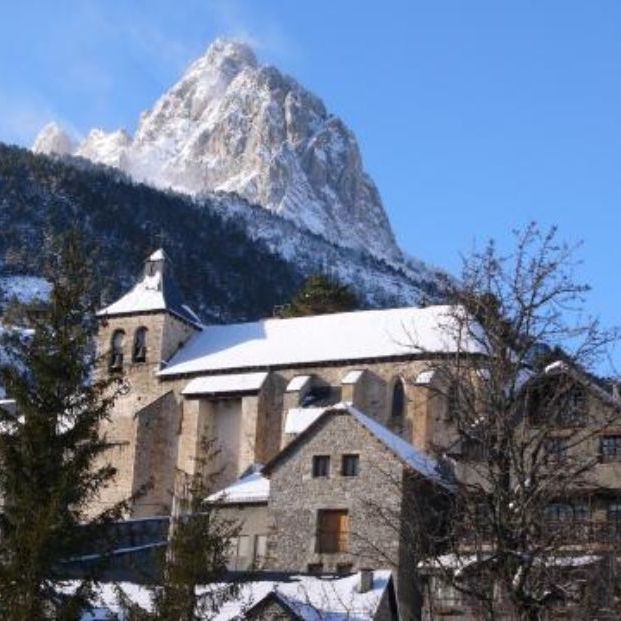 Respira aire puro mientras descubres la localidad de Sallent de Gállego
