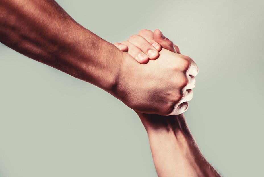 Dos personas estrechándose las manos 