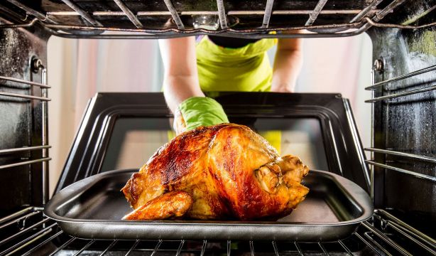 El truco de Jordi Roca para que el pollo asado quede crujiente por fuera