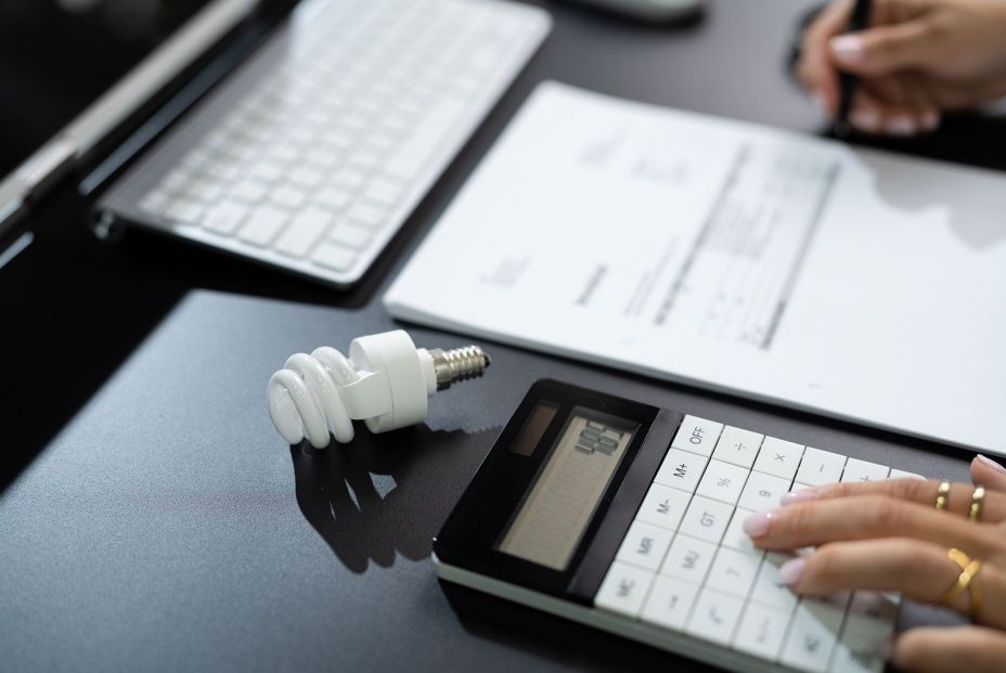 El truco para evitar el ‘consumo vampiro’ y reducir a la mitad tu factura de la luz