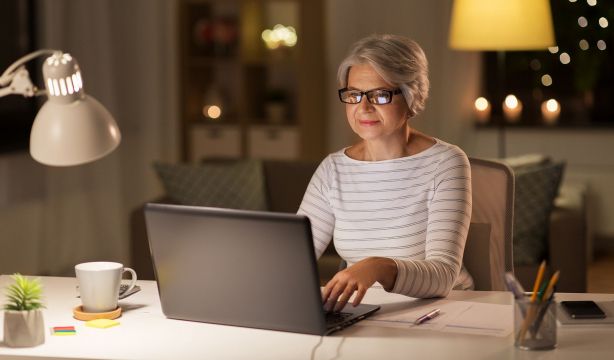 ¿Cómo protege Amazon a su tienda y a los clientes de posibles estafas?