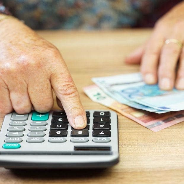 mujer mayor apuros economicos mujer mayor apuros economicos