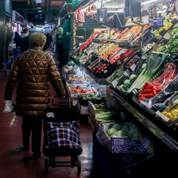 Una mujer realizando sus últimas compras antes de la cena de Nochebuena en un mercado de Madrid (2023). Fuente: Ricardo Rubio / Europa Press