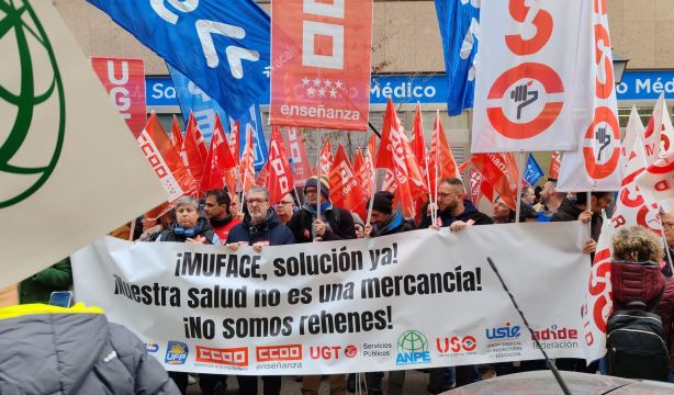 Miles de mutualistas protestan en toda España por una "solución urgente" para Muface