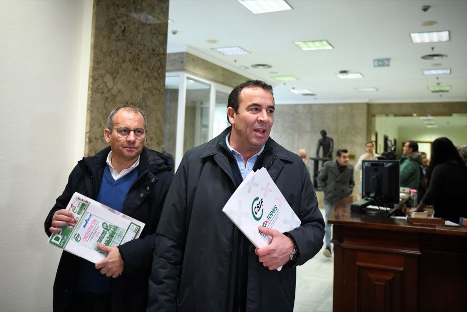 Los representantes del CSIF, Mario Gutiérrez y Francisco Lamas, registran las quejas en el Congreso de los Diputados