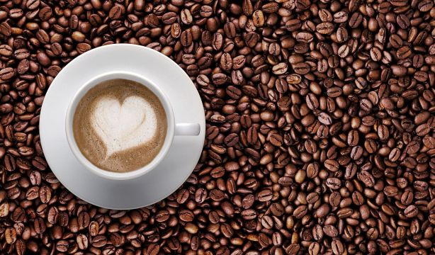Una de las claves para vivir más puede estar en el café: descubre por qué