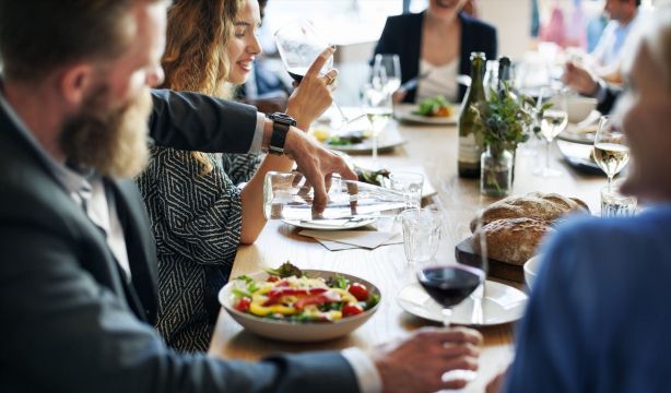 La OCU advierte de prácticas abusivas en las reservas de Navidad