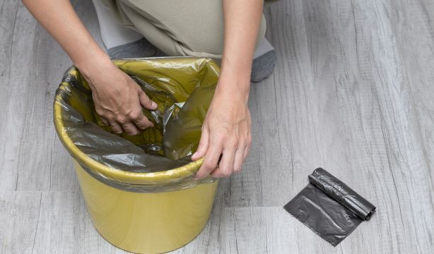 Un vídeo viral revela que llevamos toda la vida poniendo mal las bolsas de basura