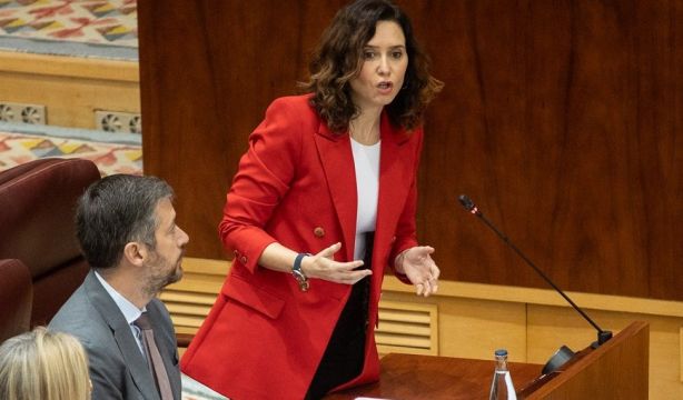 Ayuso lee una carta del hijo de un fallecido en residencias que tacha de "miserables" a Más Madrid