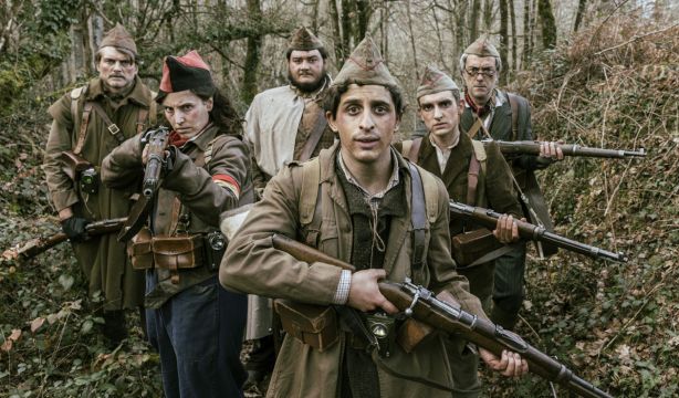 Llega a los cines la película biográfica de Gila y 'Cuando cae el otoño'