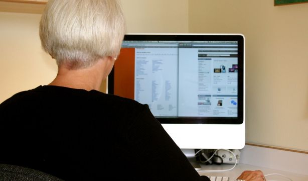 ¿Qué es la brecha digital gris? "Existe un círculo vicioso que perpetúa la exclusión de los mayores"