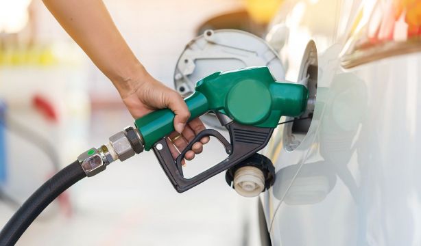 ¿Por qué algunos coches tienen el depósito de la gasolina en la izquierda y otros en la derecha? (Bigstock)