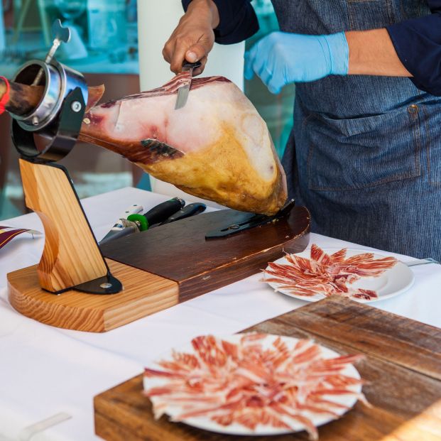 Un charcutero cortando jamón. Fuente: Bigstock Un charcutero cortando jamón. Fuente: Bigstock