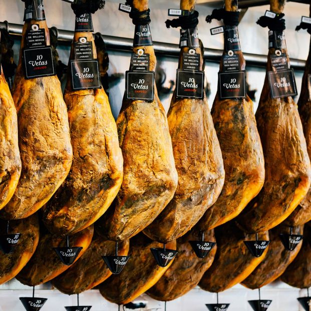 Jamones en proceso de curado. Fuente: Bigstock Jamones en proceso de curado. Fuente: Bigstock